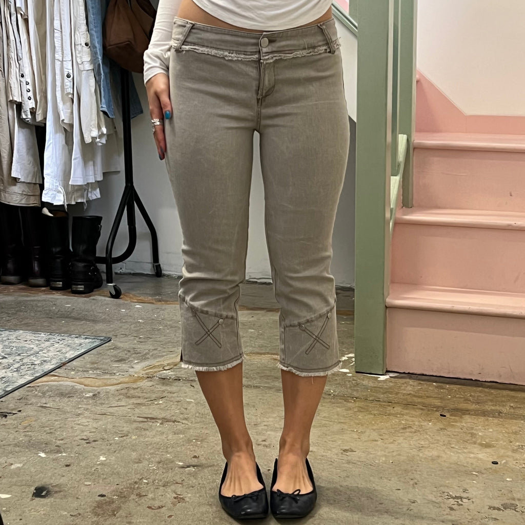 Grey denim fitted capris