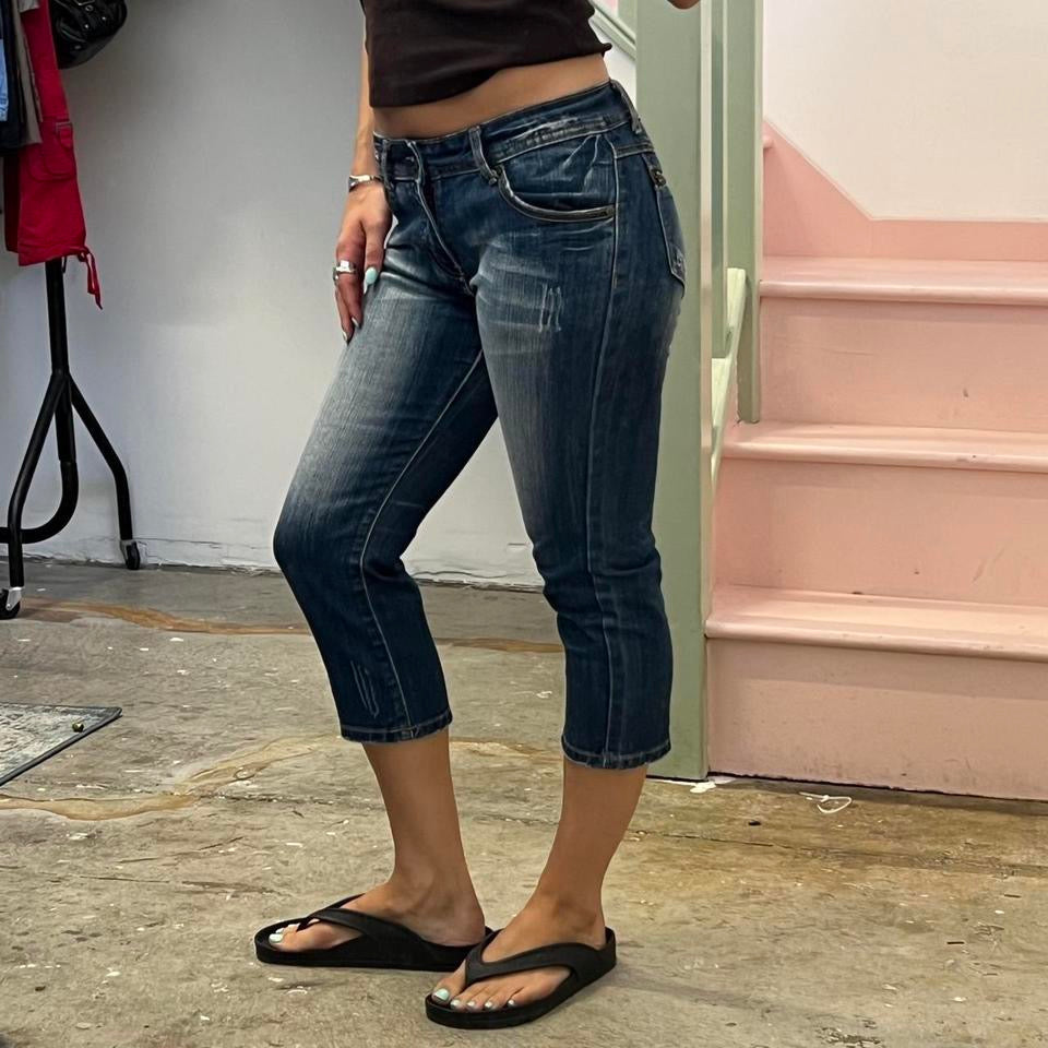 Dark wash fitted denim capris
